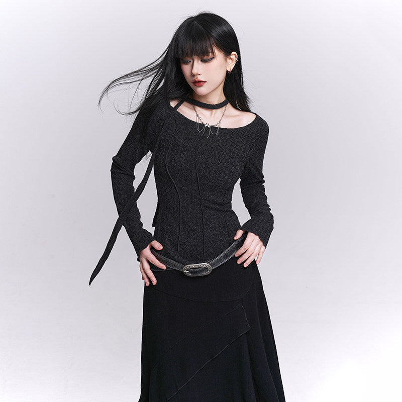 Black slim long-sleeve fitted inner top with round neckline and vertical seam details