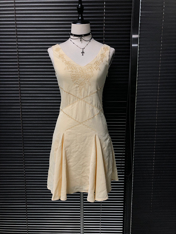 Embroidered chiffon fairy dress in light yellow with V-neck and flared skirt
