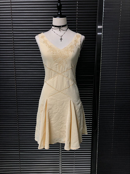 Embroidered chiffon fairy dress in light yellow with V-neck and flared skirt