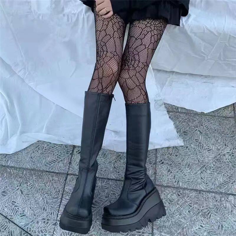 Black knee-high boots with side zip, thick platform sole and rounded toe
