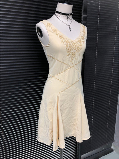 Embroidered chiffon fairy dress in light yellow with V-neck, fitted waist, full skirt
