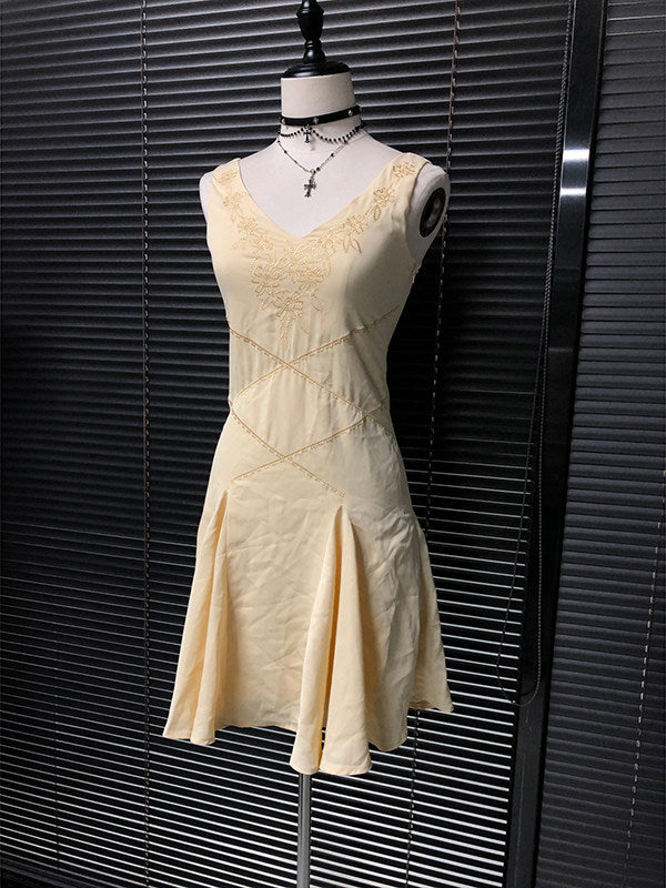 Embroidered chiffon fairy dress in light yellow, sleeveless V-neck and full skirt