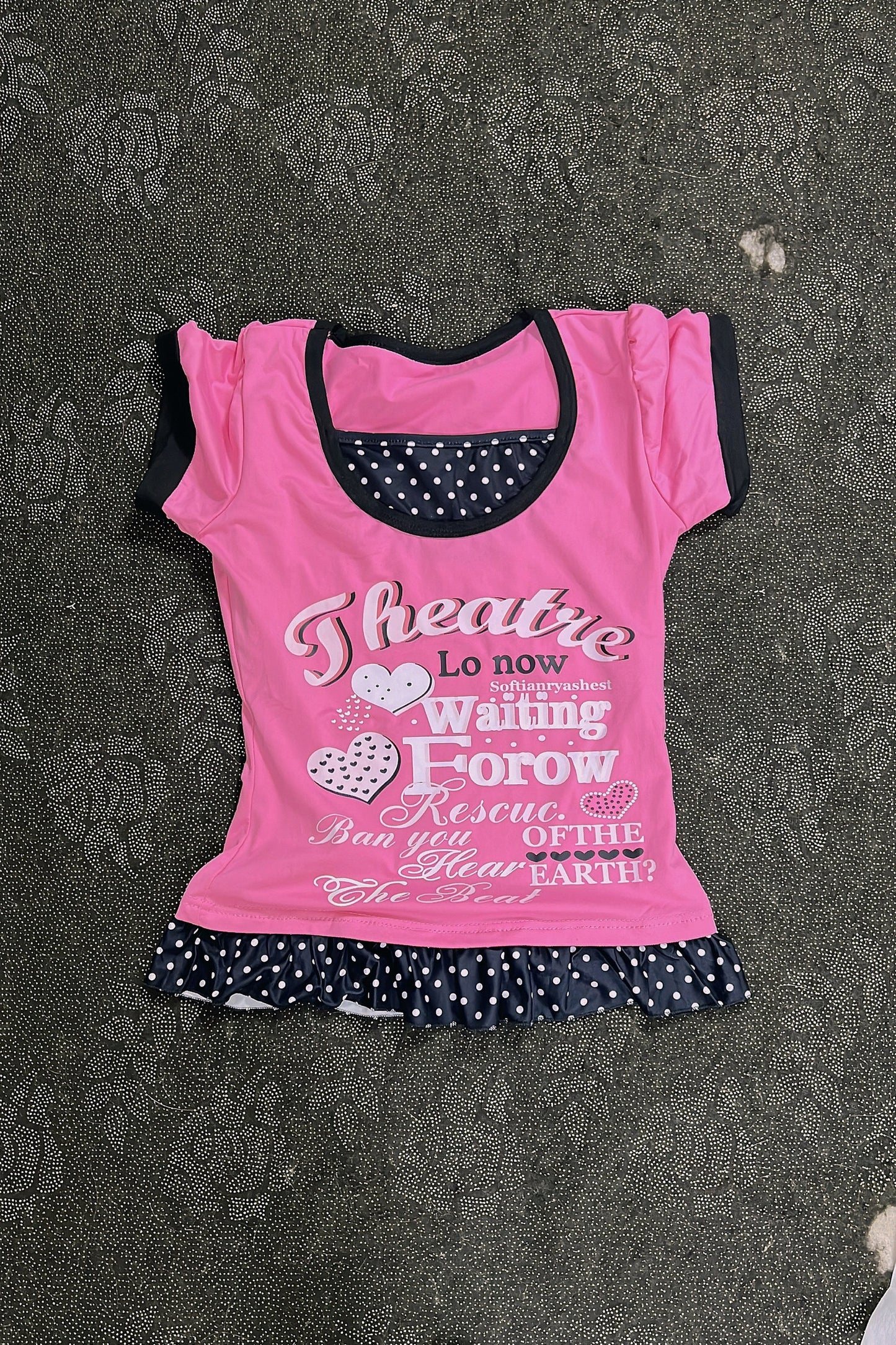 Pink short-sleeve shirt with black neckline trim, heart letter print, polka-dot ruffle hem